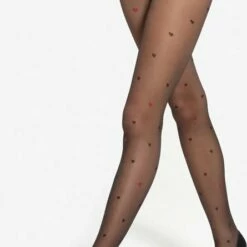 Kopen 🤩 GATTA Panty Lovely 20 Denier Met Zwarte En Rode Hartjes, Maat M (3) 🎉