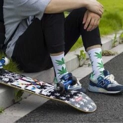 Coupon 🌟 Merkloos Wiet Sokken - Cannabis Sokken - Hemp Leaf 🧦 Socks - Skate Sokken - Rasta Sokken – Hennep Sokken – Wietsokken - Wiet Grinder - Sokken - Feest Sokken - Roze/Wit 🎁 -Beenmode Winkel 550x367 3
