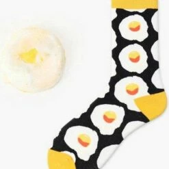 Beste deal 🛒 Winkrs - Geel/zwarte Sokken Met Een Gebakken Ei Er Op - Grappige Sokken - Dames Maat 35-39 ✔️ -Beenmode Winkel 550x649