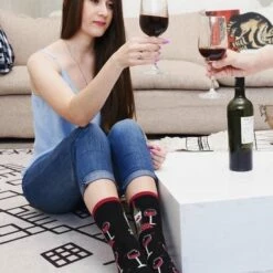 Groothandel ⭐ Winkrs - Wijn Sokken Dames - Grappige Sokken Met Wijnglazen, Druiven En Flessen - Maat 35-39 ✨ -Beenmode Winkel 550x703 2